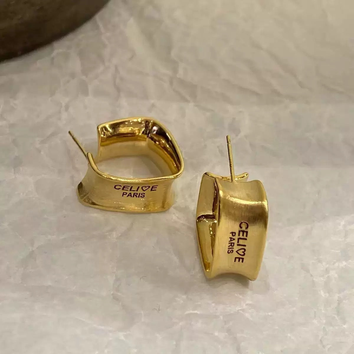 Gold plated square-figured engraved stud earrings